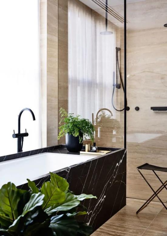 Τάσεις του μπάνιου 2021 μπανιέρα εξωτερικό μαύρο μαρμάρινο παράθυρο εξωτικό πράσινο φυτό εντυπωσιακή εμφάνιση