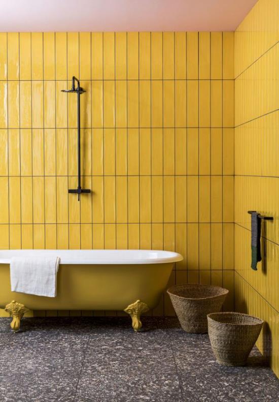 Τάσεις του μπάνιου 2021 ρετρό σχεδιασμός κίτρινα πάνελ τοίχου κίτρινα νύχια ποδιών μπανιέρα σκούρο δάπεδο από τερατζό