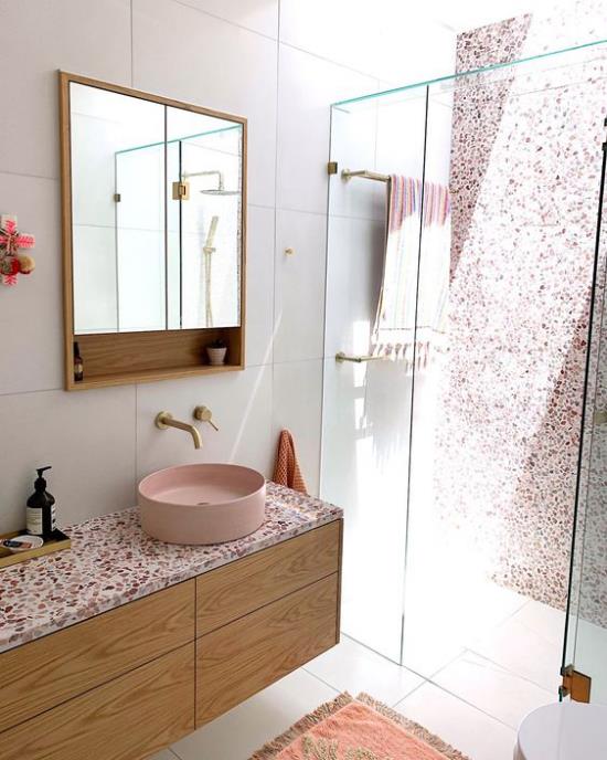 Μπάνιο Trends 2021 Terrazzo στην κορυφαία ματαιοδοξία Εντυπωσιακό γυάλινο τοίχο ντους
