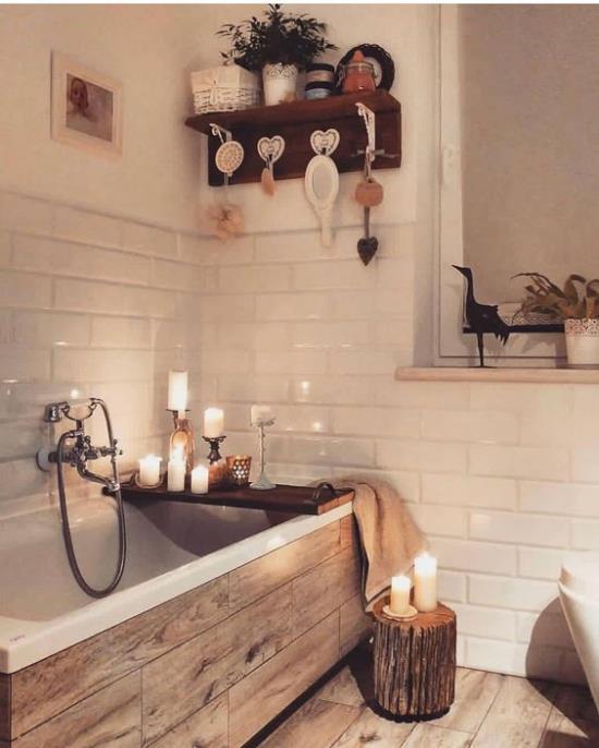 Μπάνιο τάσεις 2021 ζεστό μπάνιο λουτρό αίσθηση ξύλινο ράφι μπανιέρα λευκά πλακάκια μετρό όπως σε ξύλινα οπτικά πολλά κεριά