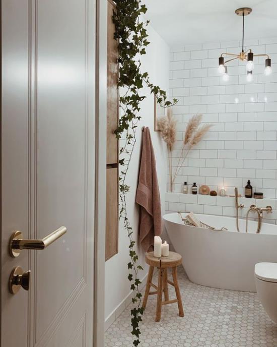 Τάσεις του μπάνιου 2021 ζεστό μπάνιο απαλά χρώματα λευκή διακόσμηση πλακιδίων μετρό με φυσικά υλικά