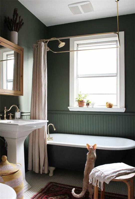 Μπάνιο τάσεις 2021 πράσινο τοίχο μπανιέρα παράθυρο γάτα κουρτίνα ματαιοδοξία σε ρετρό στυλ