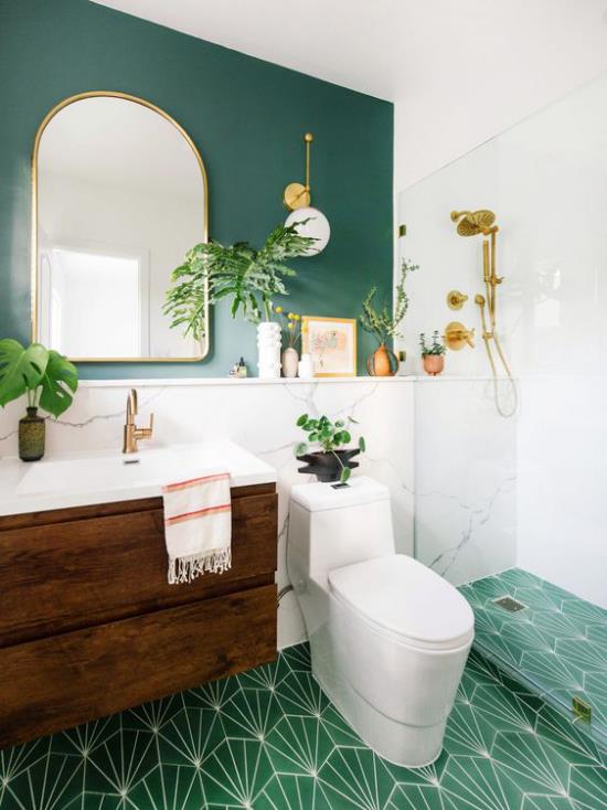 Τάσεις του μπάνιου 2021 πράσινος τοίχος καθρέφτης πράσινα πλακάκια δαπέδου λεπτή διακόσμηση τουαλέτα ματαιοδοξίας ξύλου