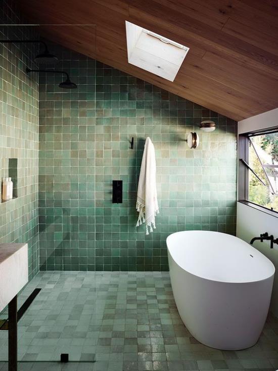 Τάσεις του μπάνιου 2021 πράσινα πλακάκια τοίχου και δαπέδου διαφορετικές αποχρώσεις λευκές μπανιέρες παράθυρο δεξί φεγγίτη πάνω από πολύ φως