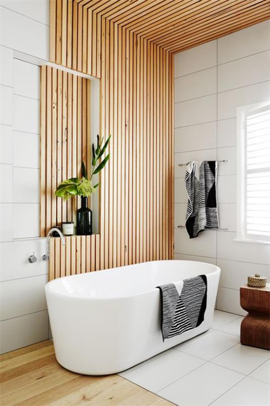 Τάσεις του μπάνιου 2021 κομψό λουτρό σχεδιασμός ξύλινα πάνελ ξύλινο πάτωμα λευκή μπανιέρα λευκά πλακάκια πετσέτες