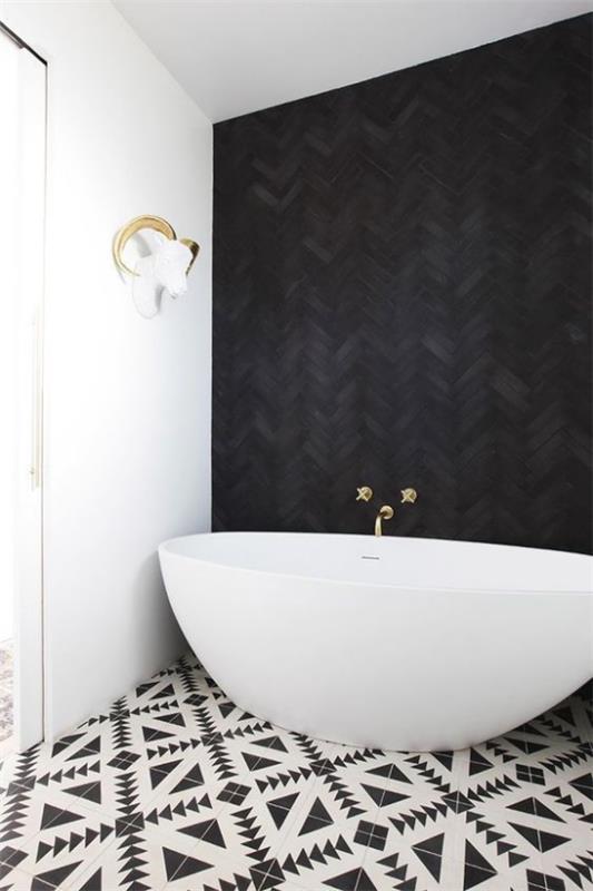 Τάσεις του μπάνιου 2021 μαύρη προφορά τοίχου λευκή μπανιέρα κεραμίδια δαπέδου με μοτίβο κομψές σχεδιαστικές αντιθέσεις