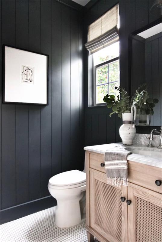 Μπάνιο τάσεις 2021 μαύρο τοίχο εικόνα λευκά πλακάκια δαπέδου κάτι ξύλινο ματαιοδοξία παράθυρο τουαλέτας