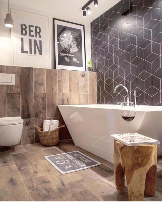 Μπάνιο Trends 2021 λευκά πλακάκια τουαλέτας μπανιέρας σε ξύλο φαίνονται καθαρά άνετα ξύλινα σκαμπό ένα ποτήρι κρασί