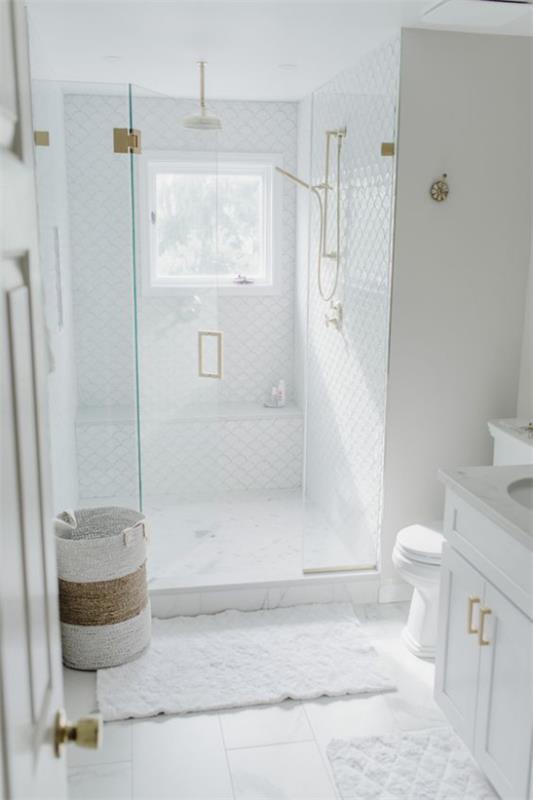 Τάσεις του μπάνιου 2021 λευκό σχέδιο μπάνιου καθαριότητα κομψότητα στυλ ντους γωνιακή γυάλινη πόρτα χαλάκια ψάθινο καλάθι