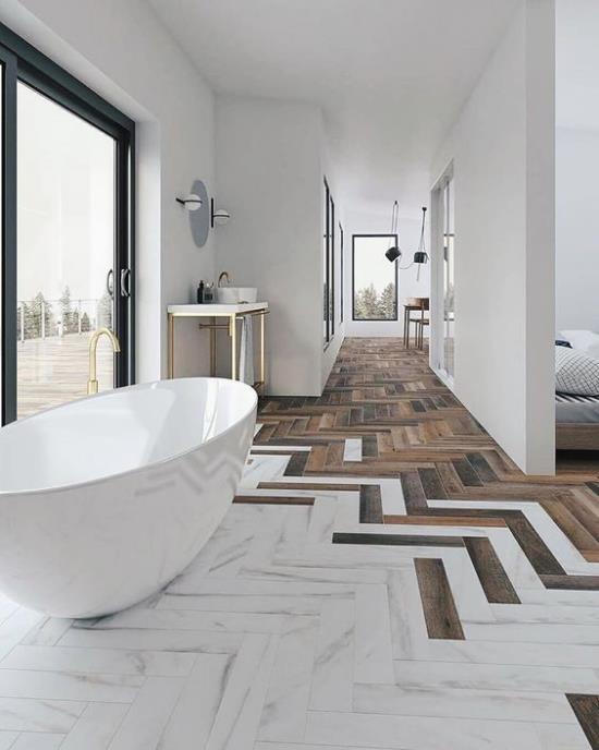 Bathroom Trends 2021 ανοιχτή, πρωτοποριακή αίθουσα με υπέροχα πλακάκια μετάβασης δαπέδου από λευκό σε ξύλο καφέ λευκή μπανιέρα