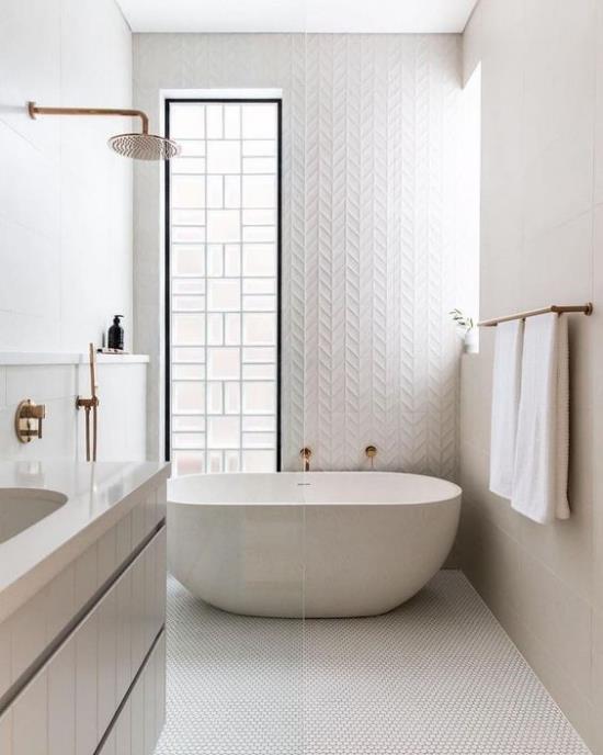 Μπάνιο από λευκό γυάλινο τοίχο με μεγάλη μπανιέρα φυσικού φωτός