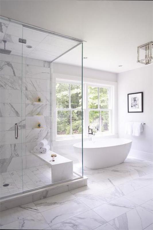 Μπάνιο από λευκά μαρμάρινα πλακάκια, πολύ φυσικό φως ανεξάρτητους τοίχους από γυαλί ντους μπανιέρας