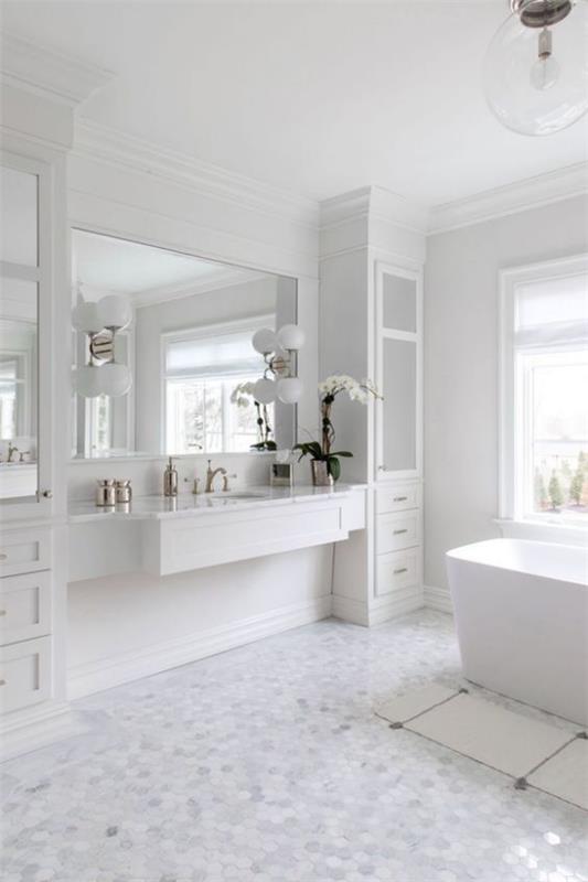 Μπάνιο όλα σε λευκό ευρύχωρο ευρύχωρο μεγάλο καθρέφτη τοίχου λευκά ντουλάπια φωτιστικά πλακάκια λουλούδια
