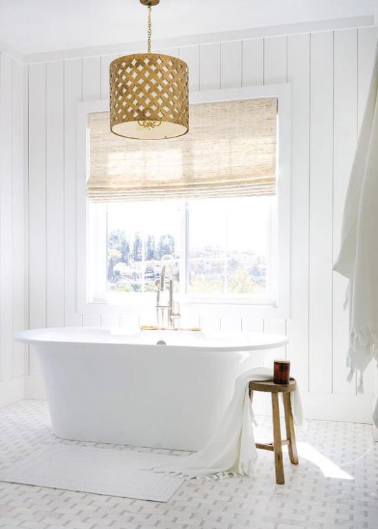 Μπάνιο όλα σε λευκή όμορφη ανεξάρτητη μπανιέρα μπροστά από το παράθυρο πολλά ρολά ρολά για προστασία στρώματος