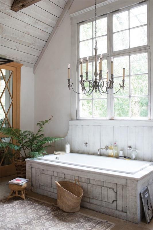 Shabby chic υλικά και χρώματα μπάνιου συνδυάζουν πολυελαίους