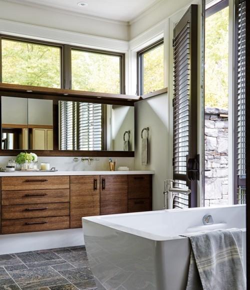 Μπάνιο σε γκρι σκούρο ξύλινο ντουλάπια πέτρινο τοίχο έξω από το χώρο