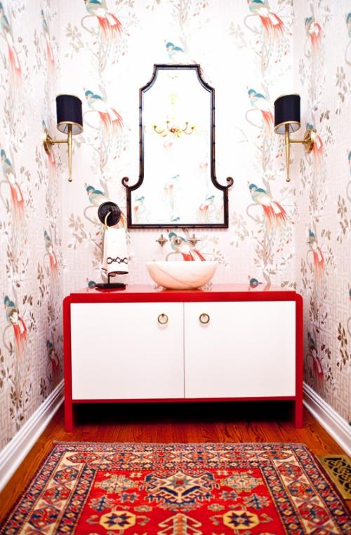 Μπάνιο σε κόκκινο μπάνιο σε ρετρό στυλ floral ταπετσαρία ματαιοδοξία