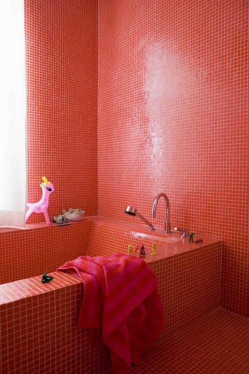 Μπάνιο σε κόκκινο τοίχο μπανιέρας τοίχο καλυμμένο με μικρά κόκκινα πλακάκια λευκό κονίαμα κόκκινη πετσέτα