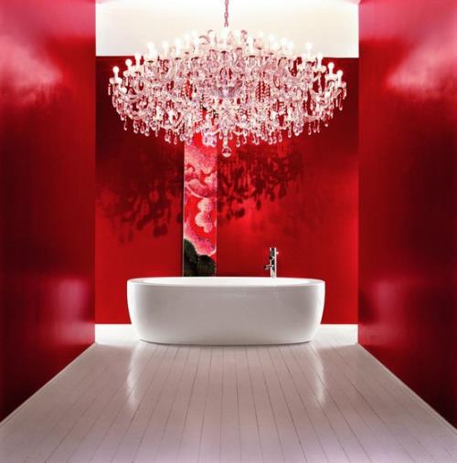 Μπάνιο σε κόκκινο Καθαρή πολυτέλεια στο μπάνιο λευκός πολυέλαιος μπανιέρας λευκά δάπεδα πλακάκια κόκκινοι τοίχοι