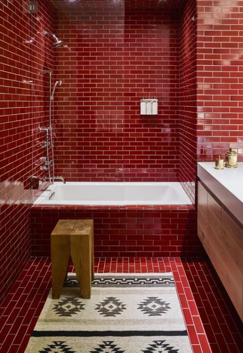 Μπάνιο σε κόκκινο πλακάκι μετρό κόκκινο vintage στυλ ξύλινο σκαμπό μπανιέρας στη δεξιά ματαιοδοξία