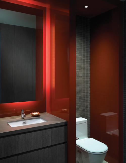 Μπάνιο σε κόκκινο εντυπωσιακό συνδυασμό χρωμάτων μοντέρνο μπάνιο κόκκινο λευκό γκρι μεγάλο καθρέφτη τουαλέτα