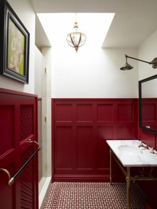 Μπάνιο σε κόκκινο, σκούρο κόκκινο τοίχο, λευκό νιπτήρα στα δεξιά, καθρέφτη, λάμπα στα αριστερά, τοιχογραφία