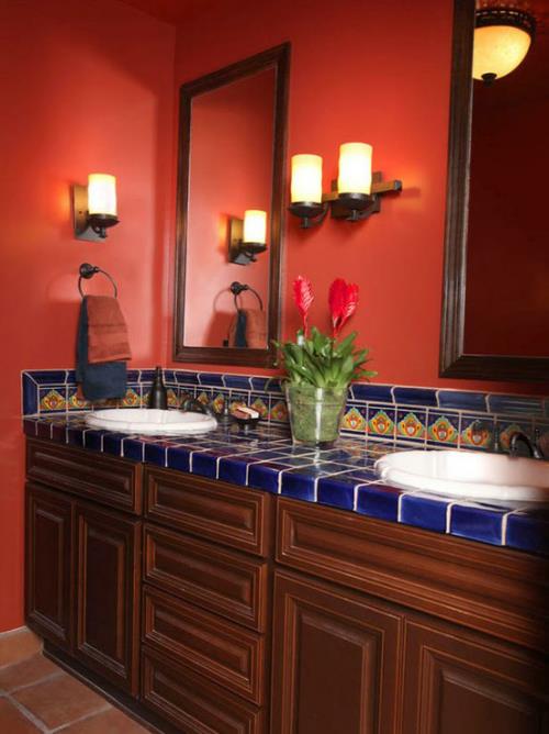 Μπάνιο σε κόκκινη κλασική εμφάνιση ματαιοδοξίας με σκούρα μπλε πλακάκια σε ρετρό στυλ, δύο στρογγυλούς νεροχύτες, καθρέφτες τοίχου, φωτιστικά τοίχου