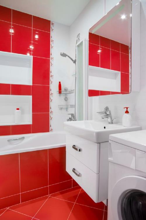Μπάνιο σε κόκκινο κλασικό look κόκκινα πλακάκια λευκά έπιπλα μπάνιου νεροχύτη τοίχου καθρέφτη πλυντήριο ρούχων