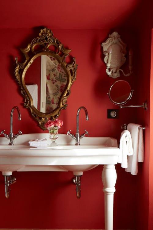 Μπάνιο σε κόκκινο κόκκινο τοίχο λευκό ματαιοδοξία ρετρό καθρέφτη τοίχου διακοσμημένο πλαίσιο λευκές πετσέτες