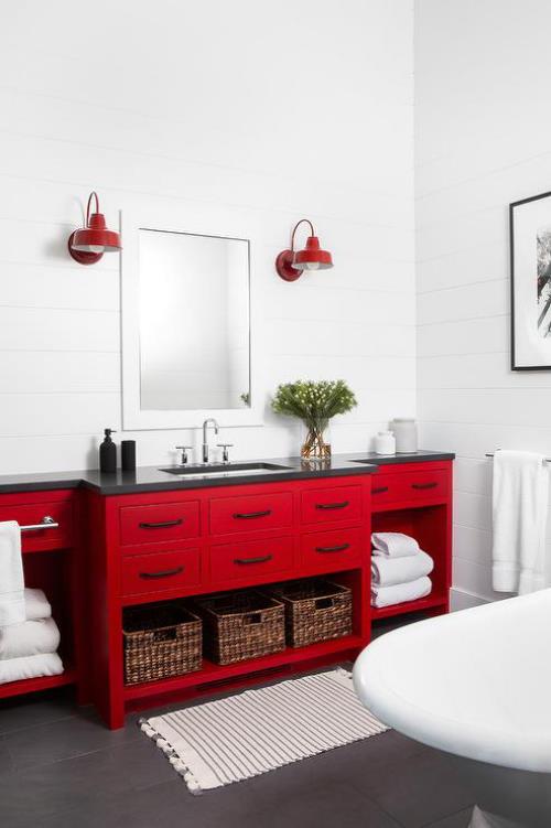 Μπάνιο σε κόκκινο κόκκινο ντουλάπι σε ρετρό στιλ ως εντυπωσιακό στο μοντέρνο μπάνιο σε λευκό χρώμα