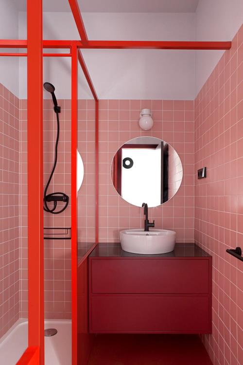 Μπάνιο σε κόκκινη κόκκινη μονάδα ματαιοδοξίας ροζ πλακάκια γύρο καθρέφτη γωνία ντους
