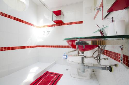 Μπάνιο σε κόκκινο σούπερ μοντέρνο σχεδιασμό μπάνιου λευκό κυριαρχεί η έμφαση στα κόκκινα μικρά πλακάκια χαλιού