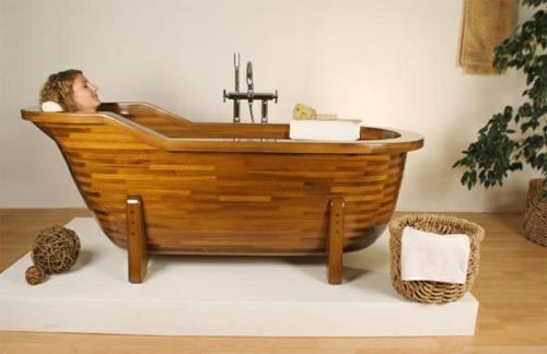 Μπάνιο με μπανιέρες από ξύλινα πόδια