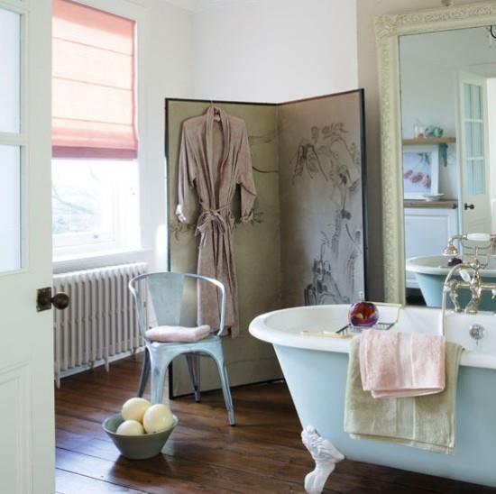 Μπάνιο με γυναικεία αίσθηση Μπάνιο σε ρετρό στιλ με πολλά ανοιχτόχρωμα χρώματα