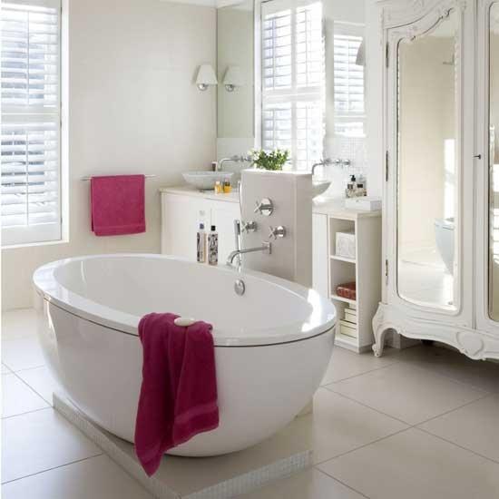 Μπάνιο με γυναικεία αίσθηση, πετσέτες σε ροζ χρώματα στο λευκό μπάνιο
