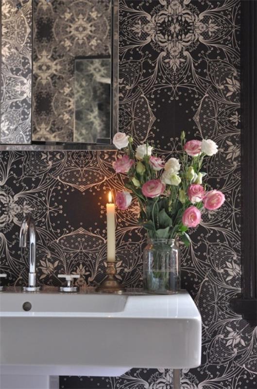 Μπάνιο με μια θηλυκή αίσθηση Σκοτεινή ταπετσαρία με λεπτό μοτίβο Λουλούδια στο προσκήνιο
