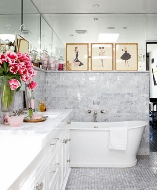 Μπάνιο με γυναικεία αίσθηση φωτεινό εσωτερικό λευκή μπανιέρα ματαιοδοξία λουλούδια εικόνες
