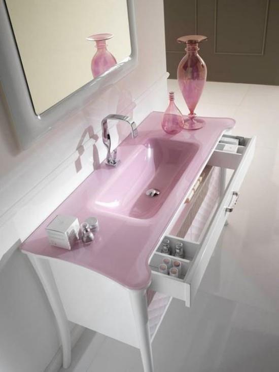 Συνδυάστε απαλό ροζ και λευκό στο μπάνιο με μια γυναικεία αίσθηση