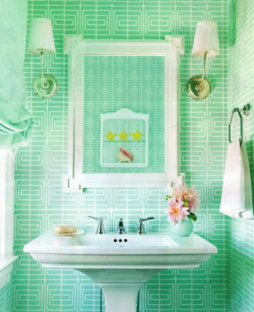 φρέσκο ​​πράσινο μπάνιο και πλακάκια μπάνιου