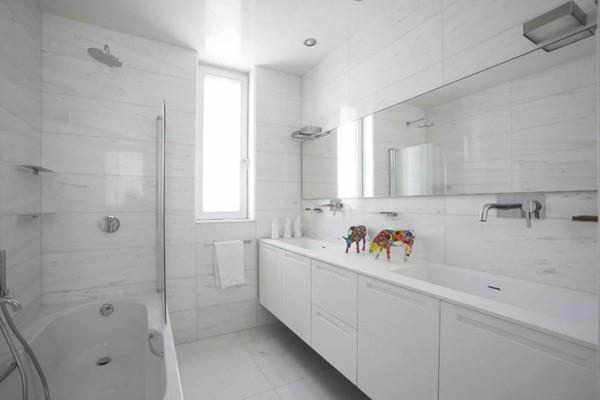 Σχεδιασμός μπάνιου μόνο σε λευκό χρώμα