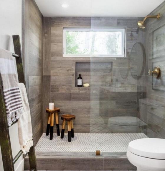 Πλακάκια μπάνιου σε ξύλινη εμφάνιση Μπάνιο σε ρετρό στυλ, τουαλέτα, καμπίνα ντους, γυάλινο τοίχο, παράθυρο, φως ημέρας