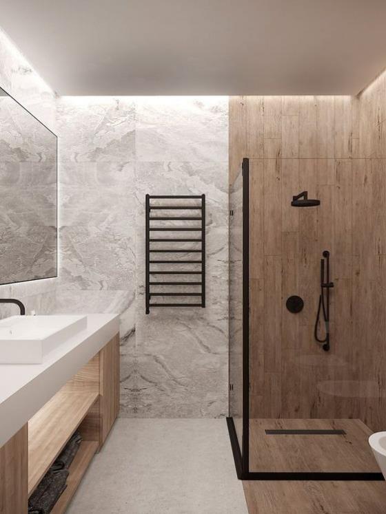 Πλακάκια μπάνιου σε ξύλινη εμφάνιση, καμπίνα ντους, γυάλινο τοίχο και μαρμάρινα πλακάκια συνδυάζουν μικρές πινελιές σε μαύρο χρώμα