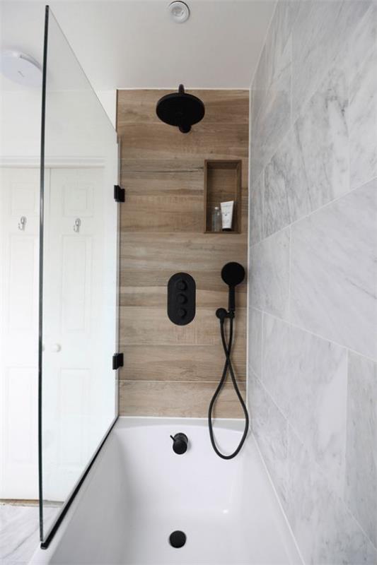 Πλακάκια μπάνιου σε ξύλινη εμφάνιση, στενή γωνιά ντους, τοίχο με έμφαση, λευκά μαρμάρινα πλακάκια, αξεσουάρ μπάνιου σε μαύρο χρώμα