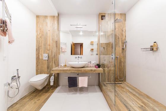 Πλακάκια μπάνιου σε ξύλινη εμφάνιση, μεγάλο μπάνιο και τουαλέτα σε ένα δωμάτιο, συμμετρικά σχεδιασμένο, καμπίνα ντους χωρισμένο με γυάλινο τοίχο