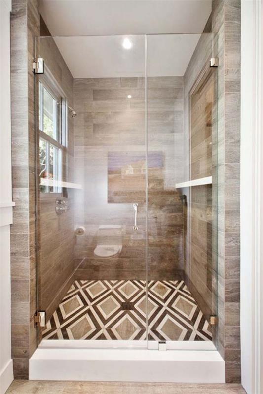 Πλακάκια μπάνιου σε ξύλινη εμφάνιση, μικρό μπάνιο, πλακάκια δαπέδου με μοτίβα, καμπίνα ντους, γυάλινο τοίχο, παράθυρο