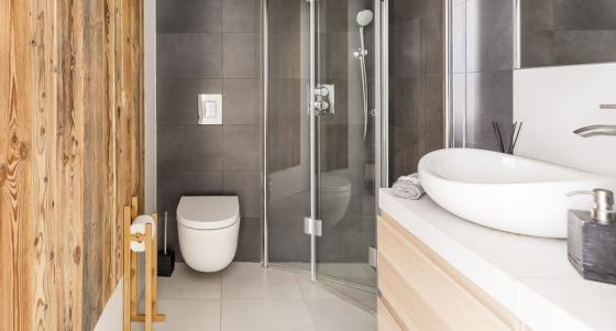 Τα πλακάκια μπάνιου σε ξύλο έχουν λευκούς τοίχους και έπιπλα μπάνιου σε συνδυασμό με γυάλινο τοίχο