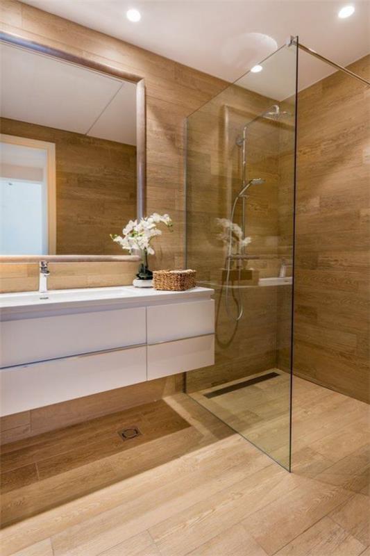 Πλακάκια μπάνιου σε ξύλινη εμφάνιση, μοντέρνο μπάνιο, ζεστή εμφάνιση, γωνιά ντους, γυάλινος τοίχος, μεγάλος καθρέφτης, παράθυρο, πολύ φως της ημέρας