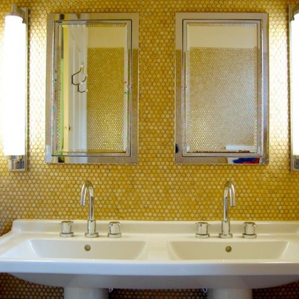 Πλακάκια μπάνιου με μεταλλική εμφάνιση, καθρέφτης με κίτρινο πλακάκι