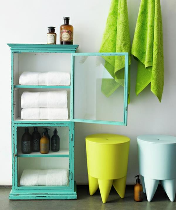λουτρό πράσινο μοτίβο παλιά ράφι ντουλάπι λευκές πετσέτες