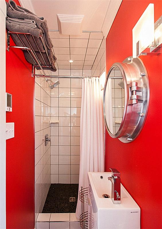 Έπιπλα μπάνιου κόκκινοι τοίχοι συμπαγής χώρος Αξεσουάρ μπάνιου έντονα χρώματα